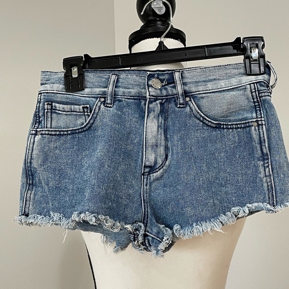Bullhead Denim high rise shorts in a size 24 - Picture 12 of 12